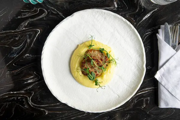 Restoranda patates püresi ve gurme pirzolası.