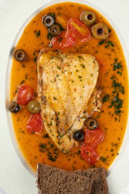 Puttanesca soslu gurme dorado balığı porsiyonu.