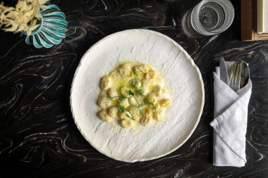 Kremalı İtalyan patatesli gnocchi porsiyonu.