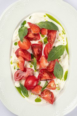 Çilekli ve kremalı domates aperatifi.