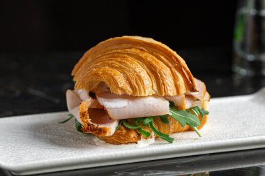 Hindili ve roka aromalı gurme kruvasanlı sandviç.