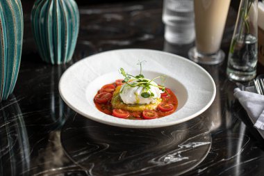 Mozarella domatesli ve haşlanmış yumurtalı İtalyan kahvaltısı.