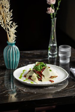 Peynirli fırında pancar salatası.