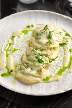 İtalyan mantısı ve kremalı hamur köftesi porsiyonuna yaklaş.