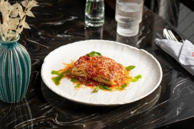 Gurme İtalyan lazanya bolonez yemeği porsiyonu.