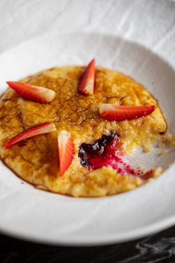 Kahvaltıda çilekli mısır lapası.