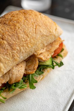 Tavuk ve salatalı ciabatta sandviçi.