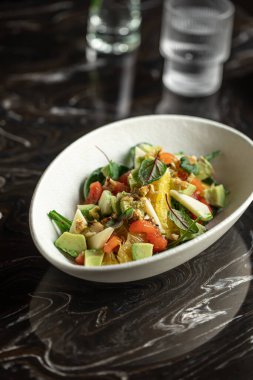 Avokado ve portakallı gurme salatası.