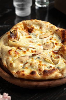 Peynirli ve armutlu gurme İtalyan pizzası.