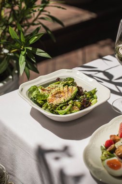 Avokado ve salatalıklı gurme yeşil salata.