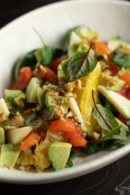 Avokado ve portakallı gurme salatası.