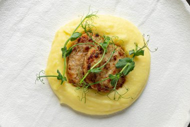 Restoranda patates püresi ve gurme pirzolası.