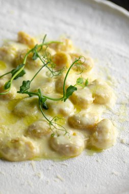 Kremalı İtalyan patatesli gnocchi porsiyonu.