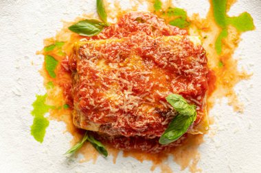 Gurme İtalyan lazanyalı bolonez porsiyonuna yakın çekim.