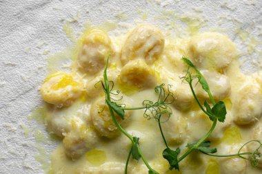 Kremalı İtalyan patatesli gnocchi porsiyonu.