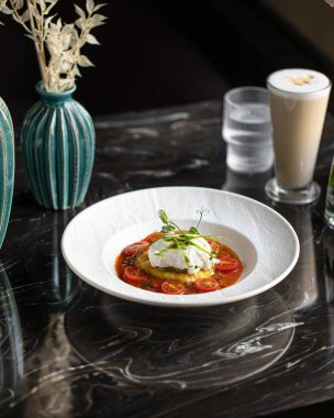 Mozarella domatesli ve haşlanmış yumurtalı İtalyan kahvaltısı.