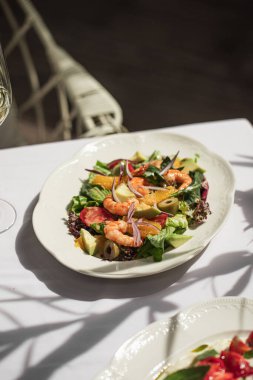 Bir porsiyon gurme Akdeniz karides salatası 