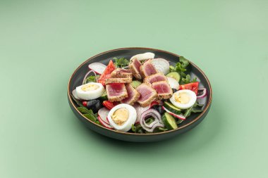 Ton balığı ve yumurtalı gurme nicoise salatası.