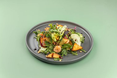 Karides ve meyveli gurme taze salata.