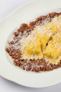 Kıymalı İtalyan mantısı ve kıymalı İtalyan mantısı.