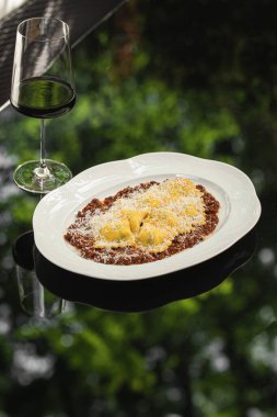 Kıyma ve şaraplı İtalyan mantısı.