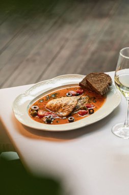 Puttanesca soslu gurme dorado balığı ve şarap.