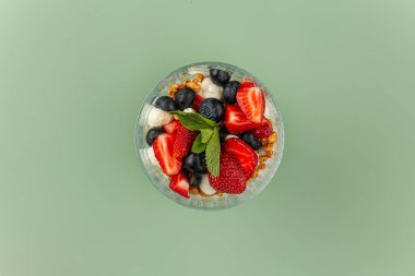 Tatlı, iştah açıcı, çilekli tatlı manzarası.