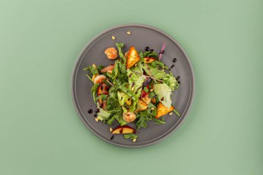 Karides ve meyveli gurme taze salata.