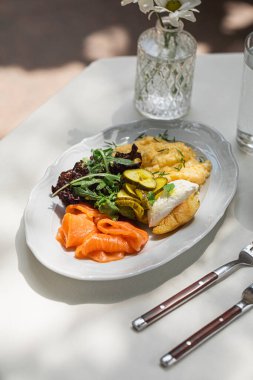 Çırpılmış ve somonlu gurme kafe kahvaltısı.