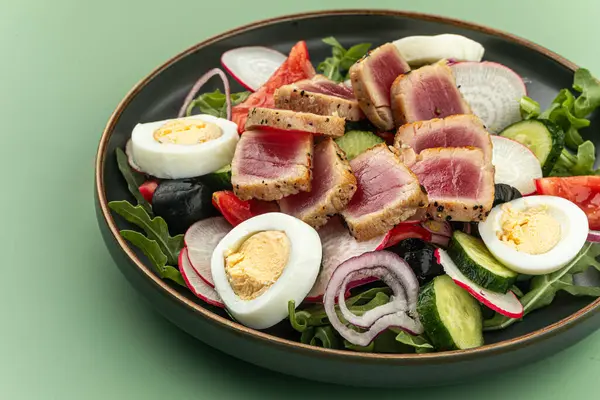 Ton balığı ve yumurtalı gurme nicoise salatası.