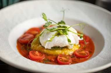 Mozarella domatesli ve haşlanmış yumurtalı İtalyan kahvaltısı.