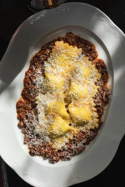 Kıymalı İtalyan mantısı ve kıymalı İtalyan mantısı.