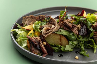 Biftek ve pancarlı gurme salatası.