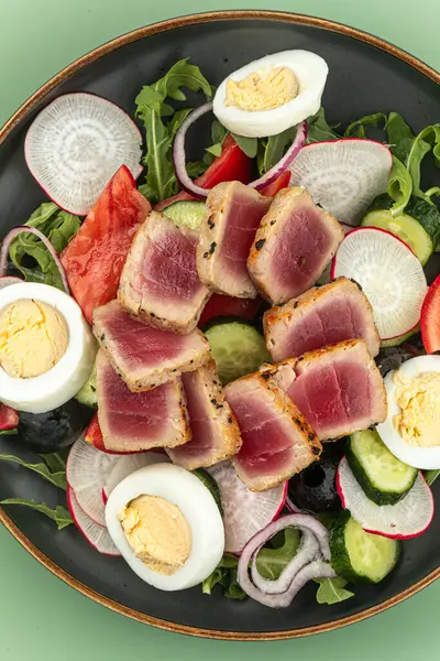 Ton balığı ve yumurtalı gurme nicoise salatası.