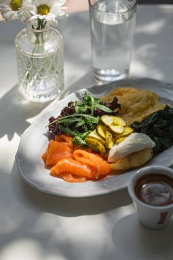 Çırpılmış ve somonlu gurme kafe kahvaltısı.