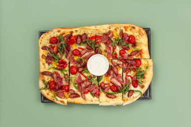 Dolmalık biberli dikdörtgen pizza ve füme sosis.