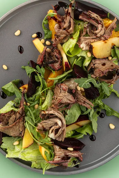 Biftek ve pancar soslu gurme salatasına yaklaş.