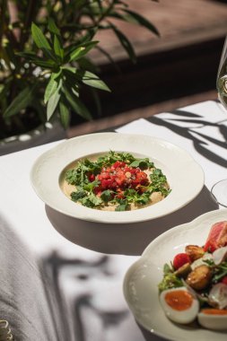 Biber ve soğanlı humus aperatifi.