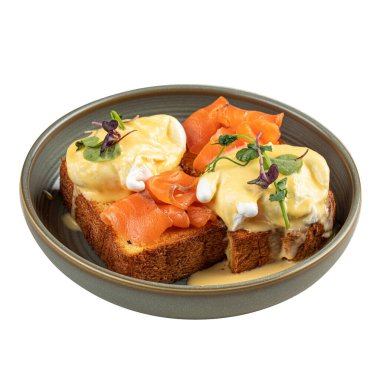 Kavrulmuş yumurta ve somonlu kızarmış Brioche.