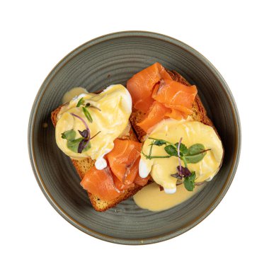 Kavrulmuş yumurta ve somonlu kızarmış Brioche.