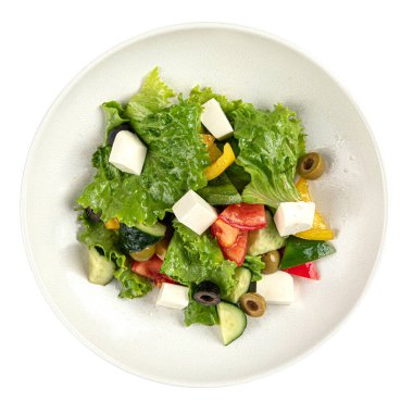 Zeytinli ve peynirli taze Yunan salatası.