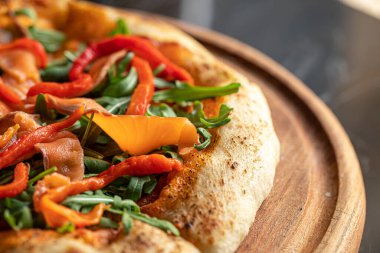 Somon ve fırında biberli İtalyan pizzası.