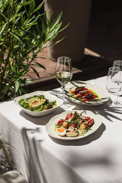 Restoran teras masasında gurme salatalar ve aperatifler servis edilir.