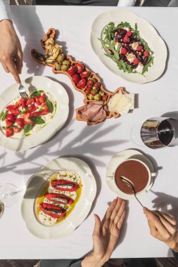 Farklı gurme yemeklerle servis edilen lokanta masasında yatar ve yerdim.
