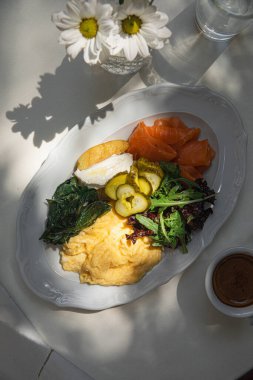 Çırpılmış ve somonlu gurme kafe kahvaltısı.