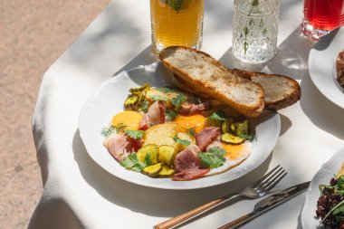 Gurme porsiyon kızarmış yumurta ve tütsülenmiş et kahvaltısı.