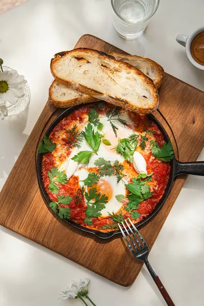 Yumurtalı ve kahveli gurme shakshuka kahvaltısı.