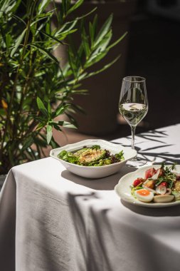 Restoran teras masasında gurme salatalar ve aperatifler servis edilir.