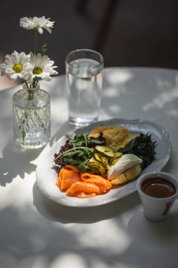 Çırpılmış ve somonlu gurme kafe kahvaltısı.