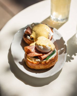 Sos ve brioche soslu gurme Benedict yumurtası porsiyonu.